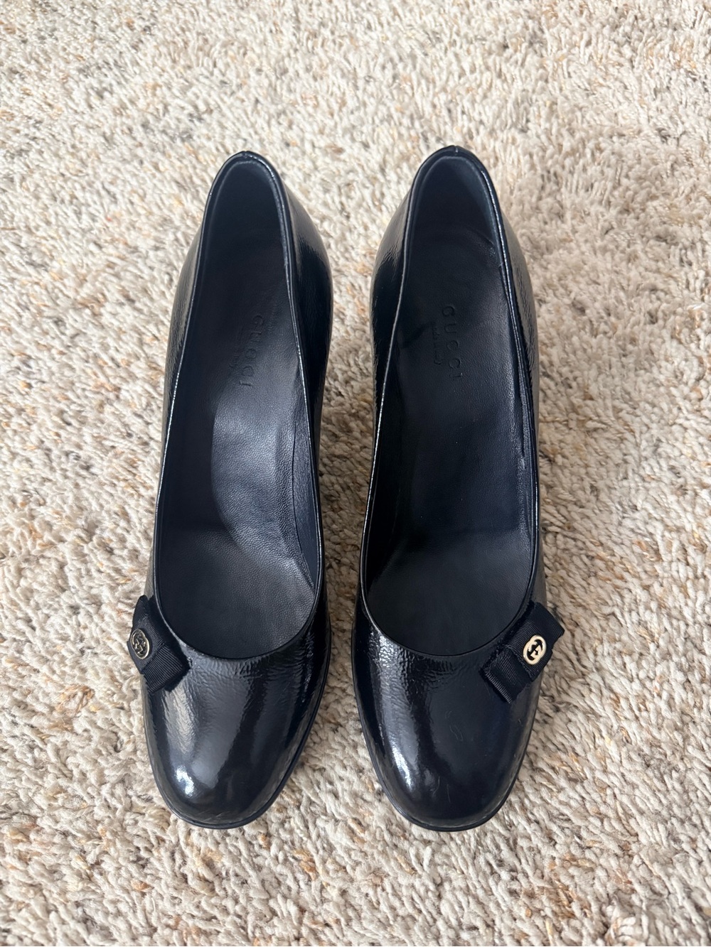 Gucci Black Patent Leather Round-Toe Pumps with Logo Buckle